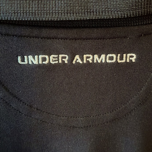Under Armour black polo size Medium. Great for golf,tennis,a game day, or hiking - Picture 4 of 4